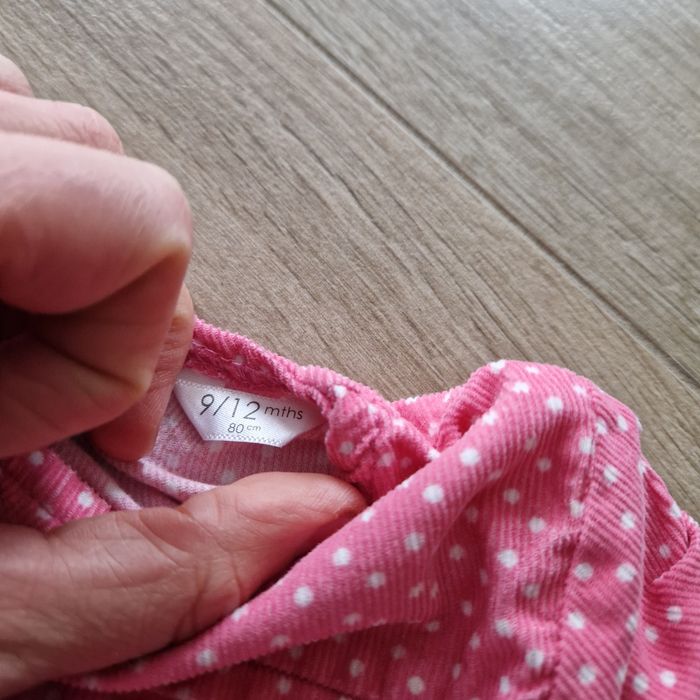 Różowa sukienka 80