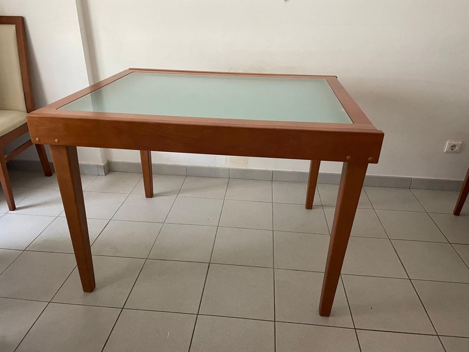 Mesa extensível com quatro cadeiras