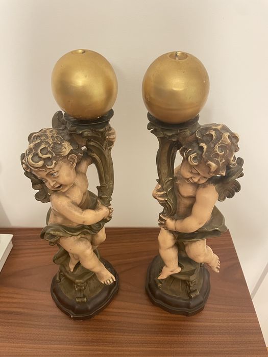 Castiçal barroco/rococó com figuras de putti