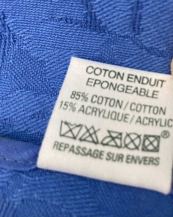 Toalha redonda azul com padrão da mesma côr