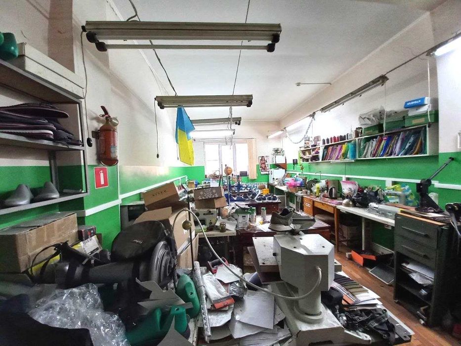 Продам діючий магазин взуття з цехами виробництва
