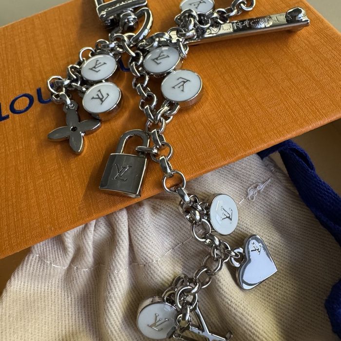Louis Vuitton  брелоки брелок LV