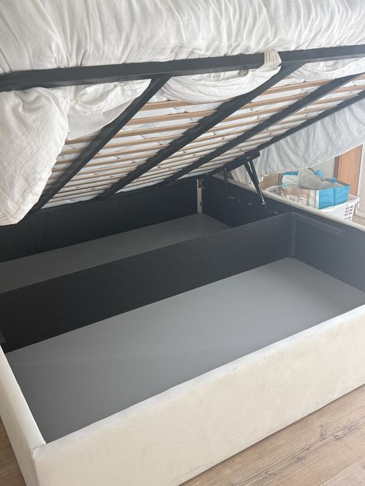 Cama casal c/ arrumação + colchão, edredão e capa+ mesinhas cabeceira e luminária