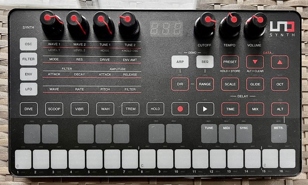 Syntezator Ik Multimedia Uno