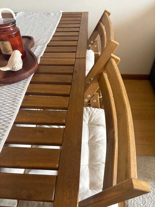 Mesa + 4 Cadeiras + 4 Almofadas