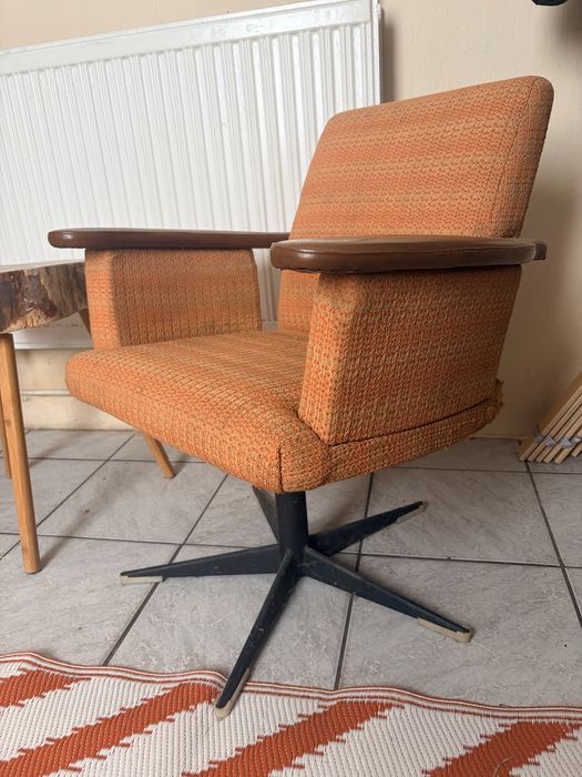 Fotele fotel obrotowy PRL vintage muszelka kurza stopa