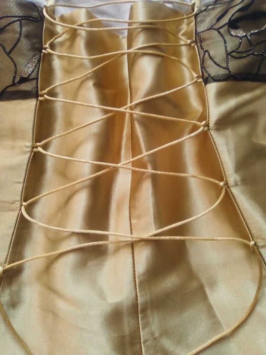 Sukienka rozkloszowana złota s wiązana