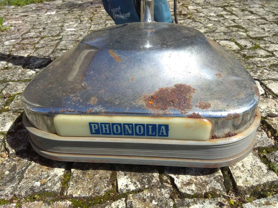 Aspirador e Enceradora antiga a funcionar