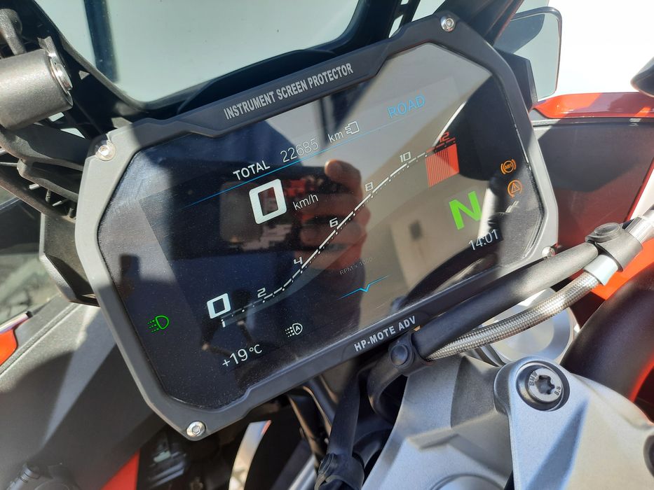 BMW S1000XR com linha de escape direta