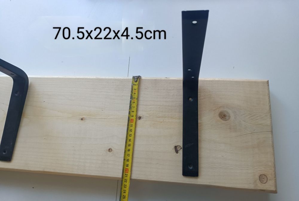 Półka ścienna nie malowana, masywna.