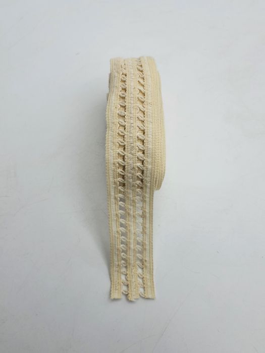 Koronka ecru kupon 4,95 m.x 3 cm.