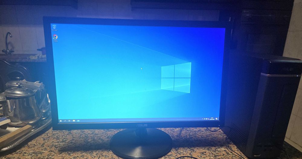 Computador fixo e Monitor Asus a funcionar