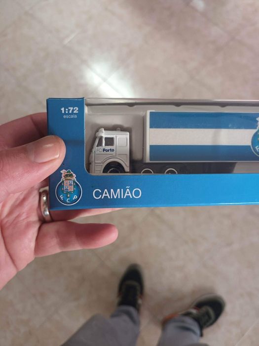 Camiões dos clubes de futebol do Benfica do Sporting e do porto 1/72