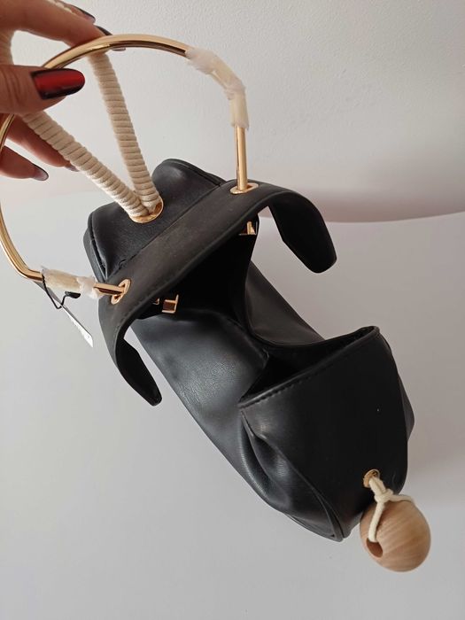 Torebka Mango czarna złota rączka sculptural mini