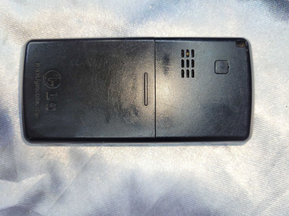 Кнопочный телефон LG KG276