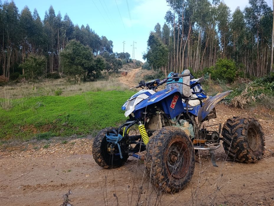 Moto 4 250cc matrículada em bom estado