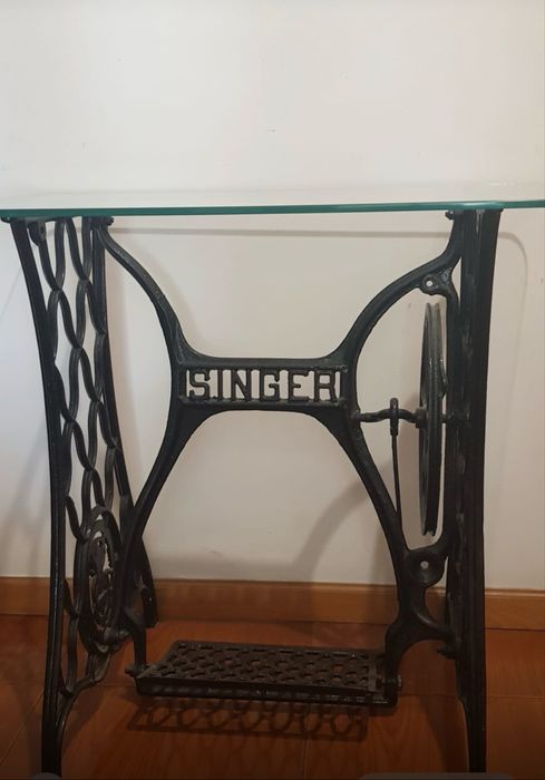 Mesa com base de máquina de costura SINGER