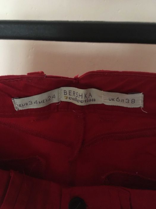 Czerwone materiałowe spodnie Bershka roz. XS