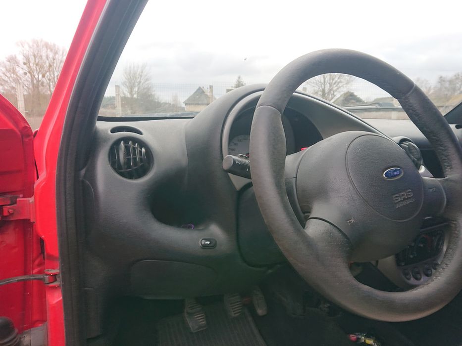 Атомобіль Ford...