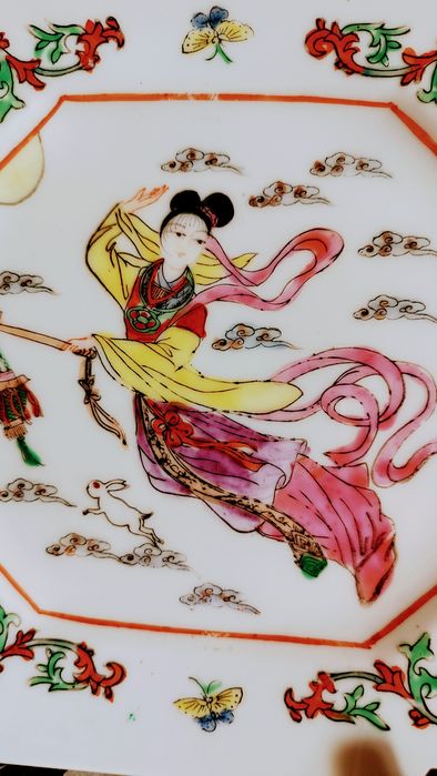 Antigo Prato Octogonal chinês com caracteres vermelhos