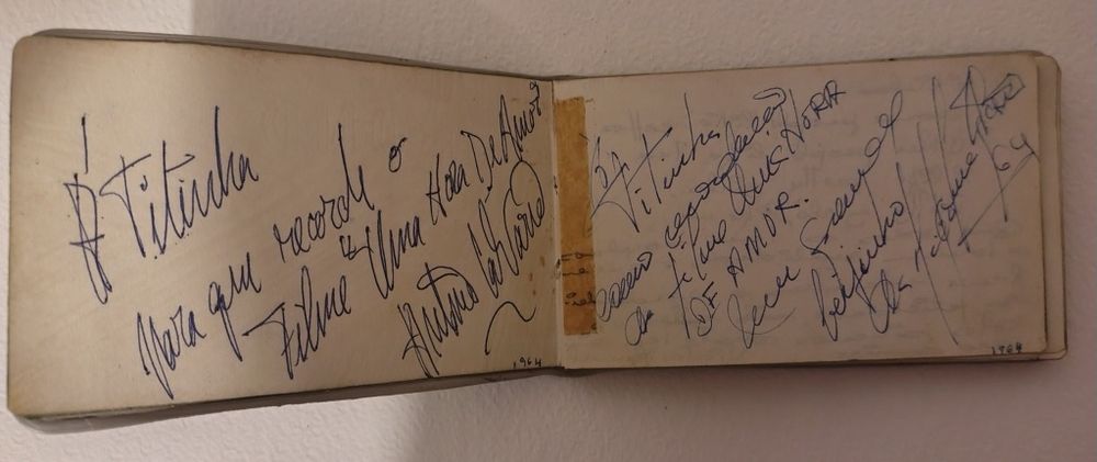 Raridade Anos 60: Livro 74 Autógrafos (Cinema, Fado e Pioneiros do Rock/Ié-Ié)12/7.8cm