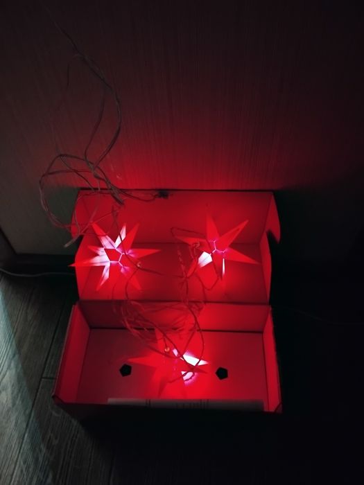 Світлодіоднагірлянда у формі  3D-зірок. в червоному колорі.