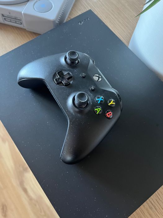Xbox One X z kontrolerem