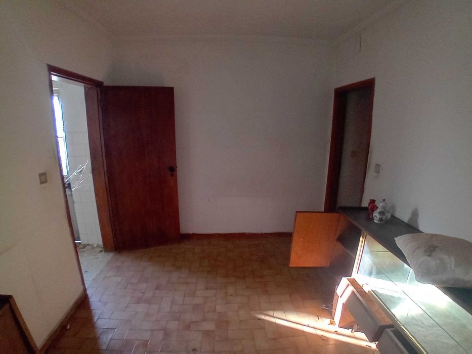 2 moradias mais 900m2 de terreno em São Martinho do Bispo