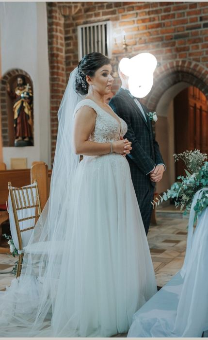 Suknia ślubna ozdobna z welonem