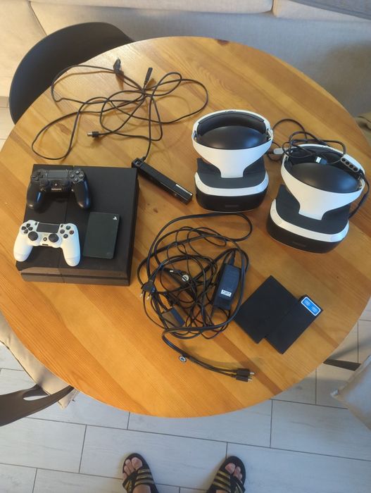 Playstation 4 + 2x VR playstation + 2x pady sony playstation + 300gier