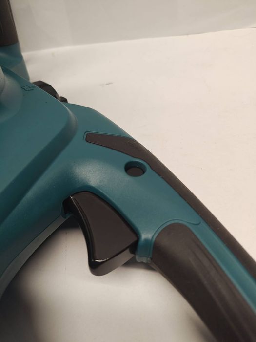 OUTLET Piła łańcuchowa Makita 1800 W / 2,34 KM