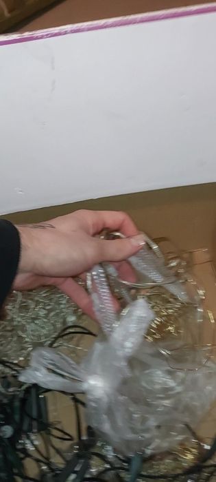 продам коробку с гирляндами( разными) есть обзор на youtube