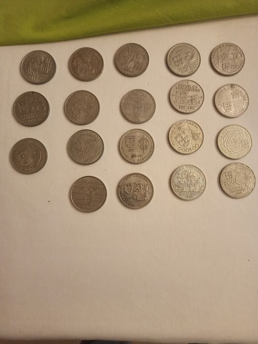 Moedas de 100 e 200 escudos