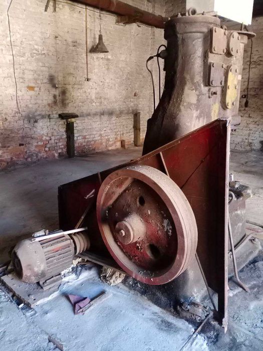 Кузнечный молот в исправном состоянии (рабочий)