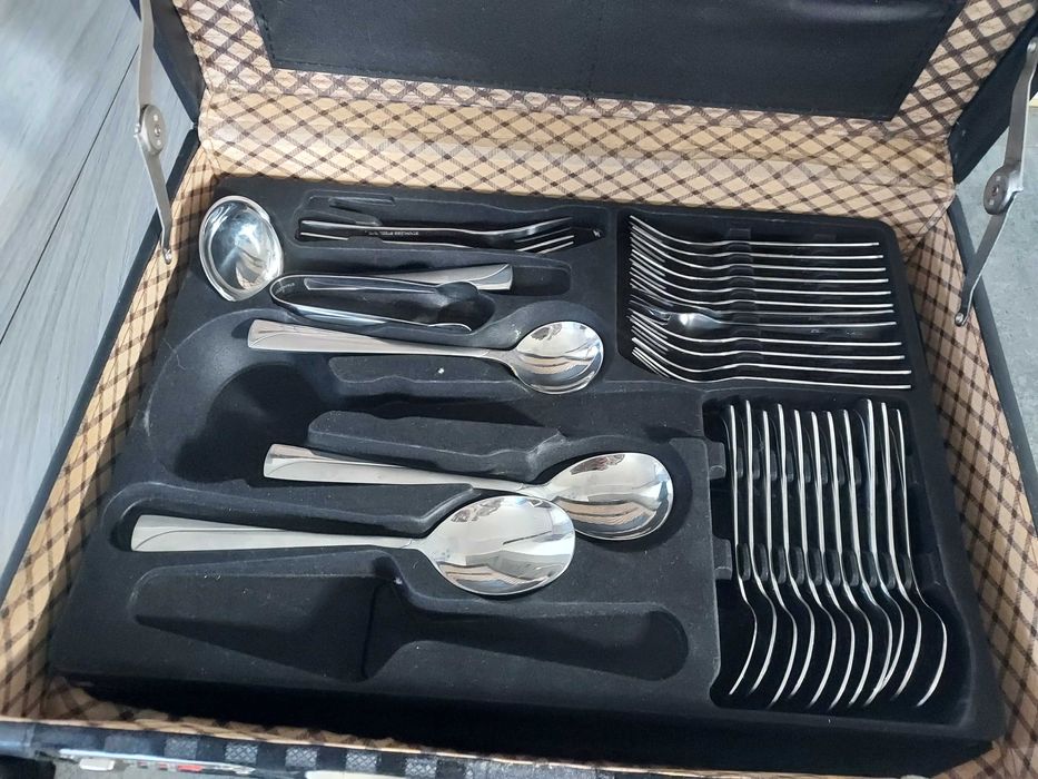 Sztućce w walizce