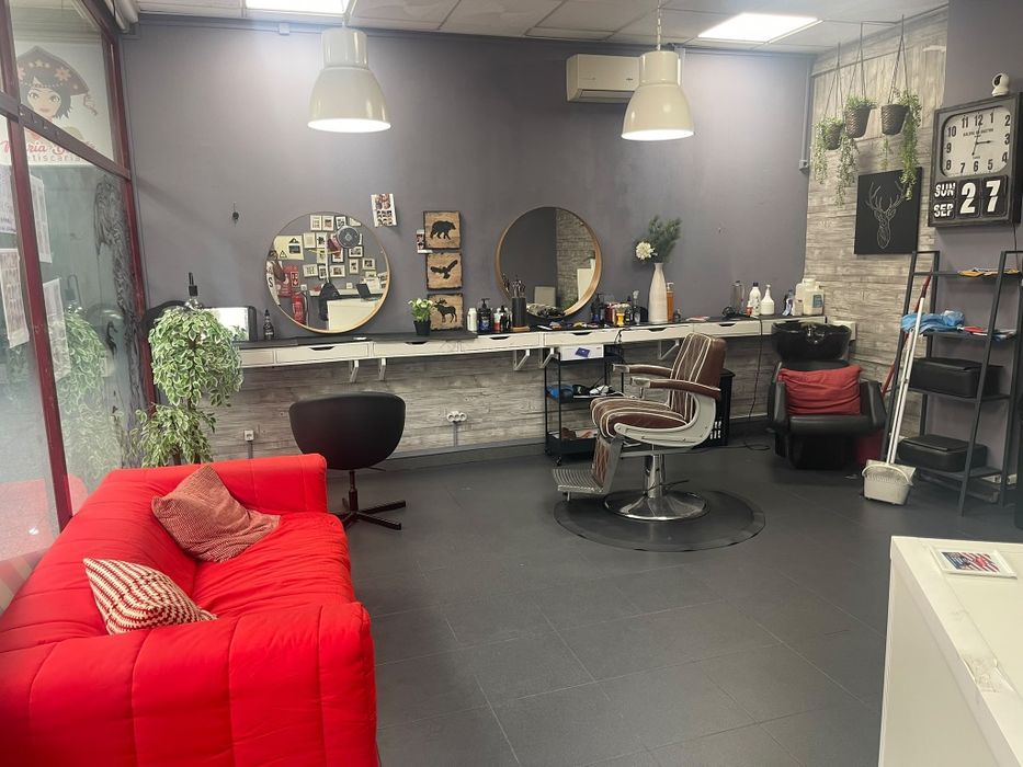 Trespasse de barbearia com muito movimento de cliente dans barbearia e fica bem situado lado pingo doce e escola