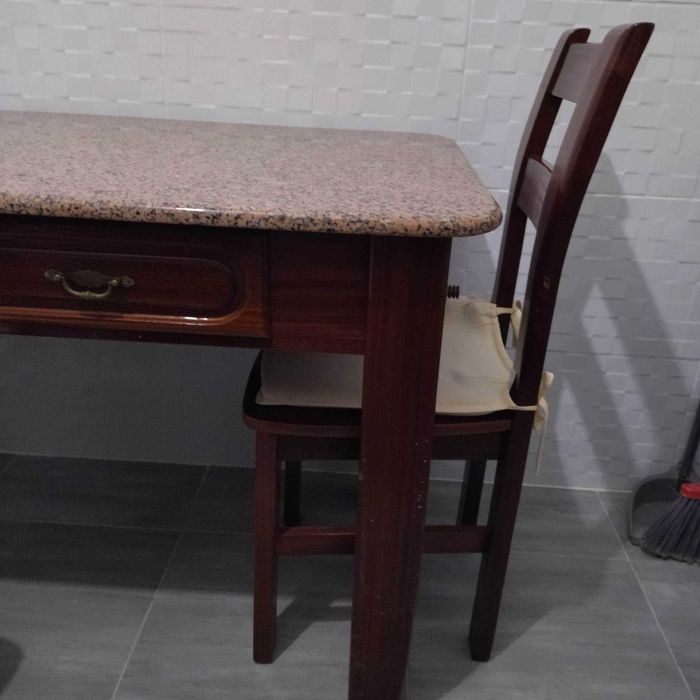 Mesa de cozinha com cadeiras e bancos