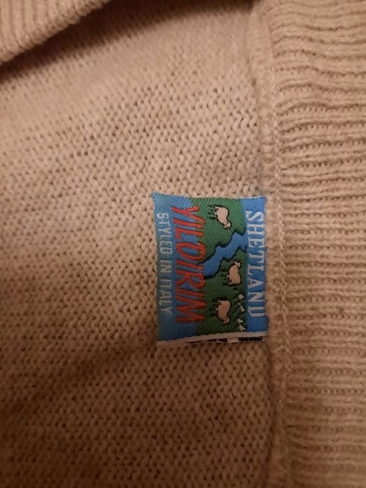 Męski sweter rozpinany.