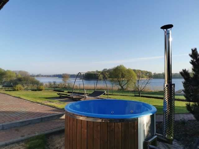 Domek nad jeziorem z linią brzegową, pięknym widokiem, sauną i jacuzzi