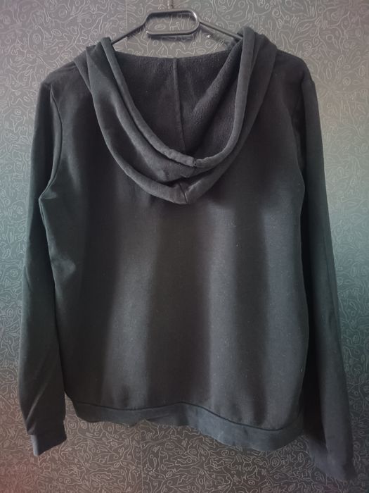Czarna rozpinana bluza