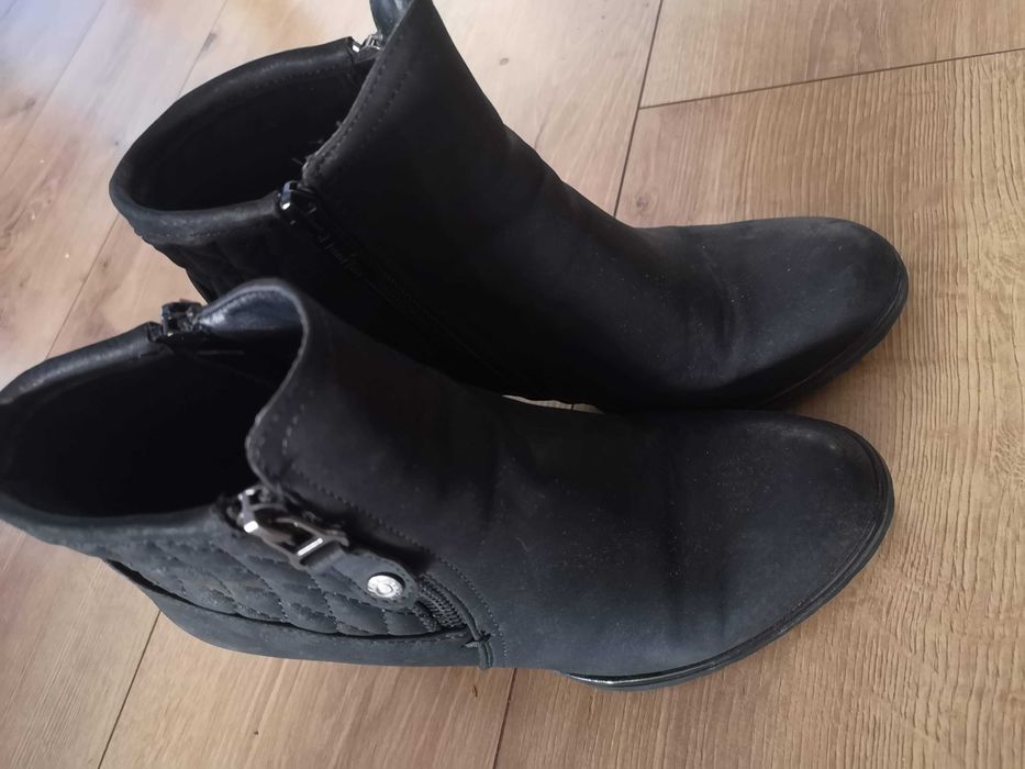 Czarne botki na obcasie