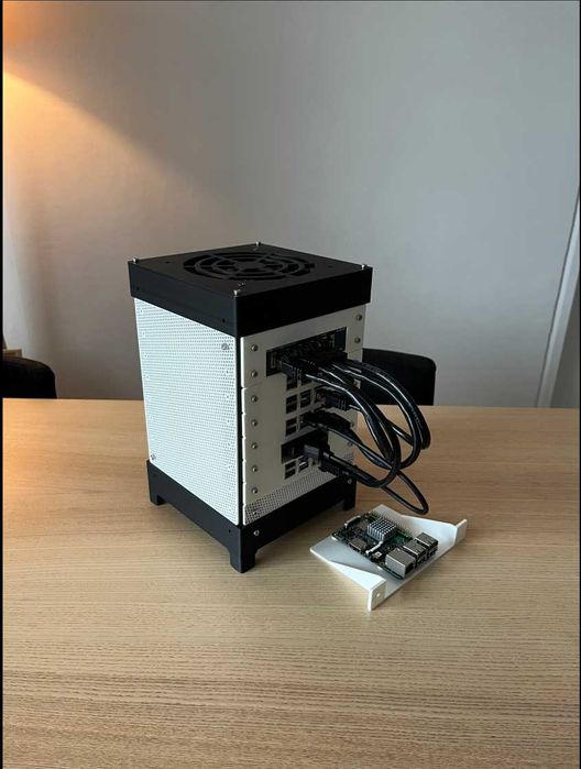 Mini Modular Home Server Rack – модульна міні-стійка для серверу