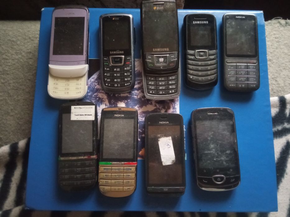 Лот кнопочных телефонов.