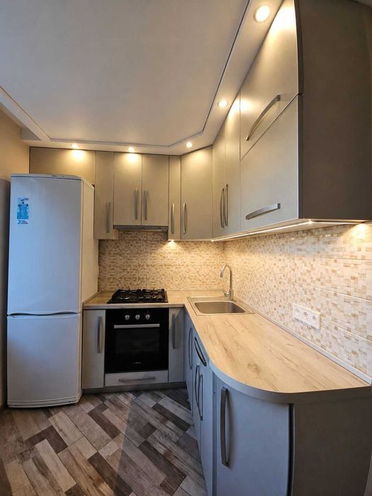 Продам 3-кімнатну квартиру з капітальним ремонтом біля метро Салтівка 3\12  62000 у.е. К2