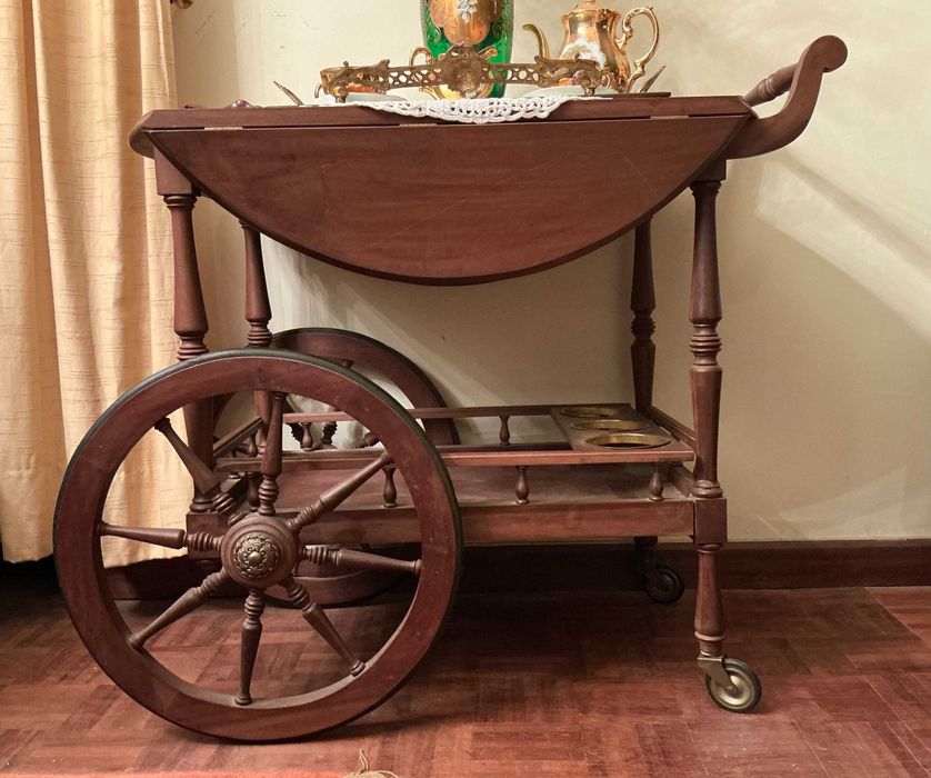 Carrinho de Chá Antigo em Madeira – Clássico e Elegante