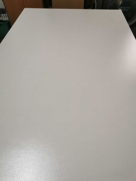 Mesa de cozinha branca e cinza