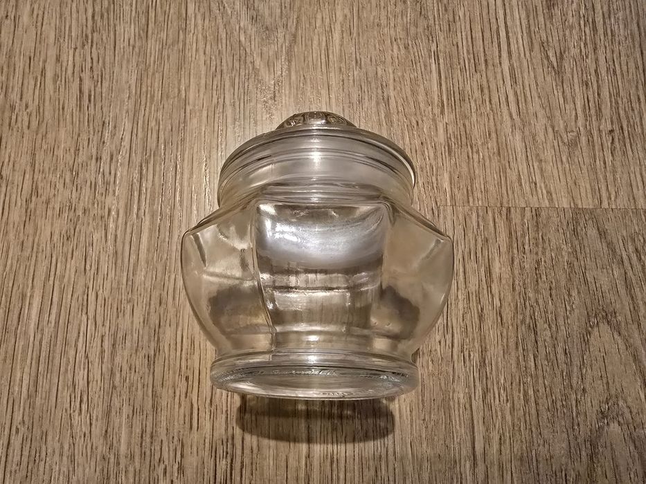 Szklany przezroczysty pojemnik z przykrywką