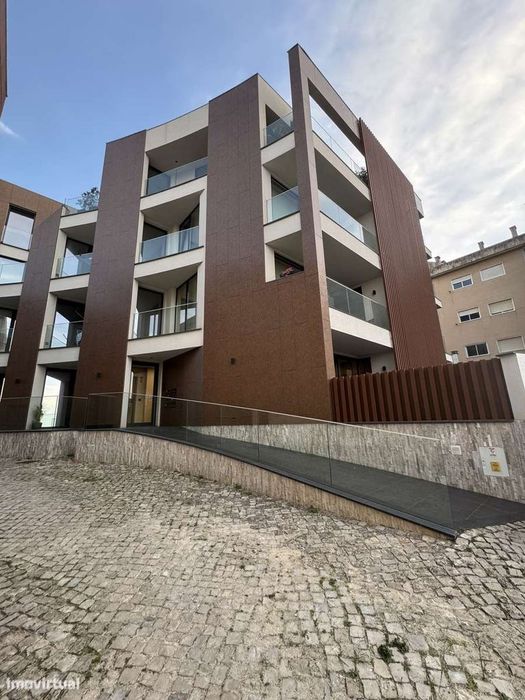 T1 Moderno com Varanda e Garagem em Leiria