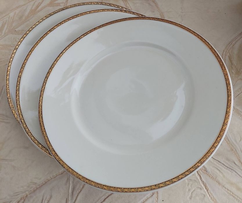 Edelstein, trzy talerze śniadaniowe. Porcelana ecru, rancik zdobiony s