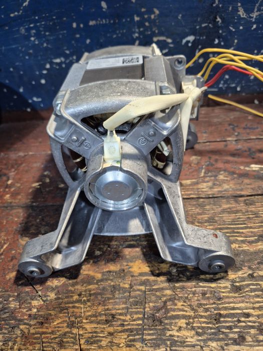 Двигун з пральної машинки